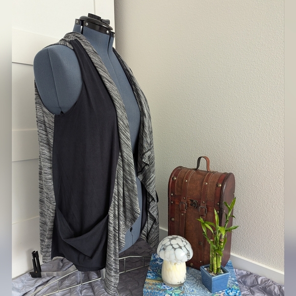 LOGO Stylish Black and Gray Drape Vest Large - Picture 4 of 5
